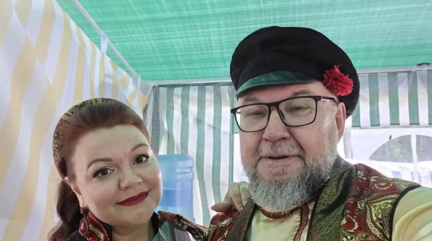 Город Мирный приветствовал Петра и Марины Суховых на сцене в честь двух знаменательных праздников