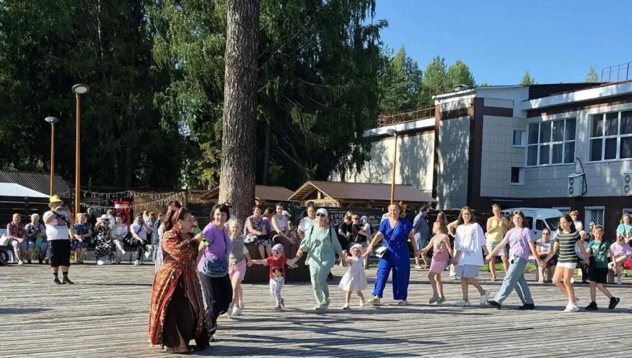 В Мирном отгремел праздничный концерт с участием Петра и Марины Суховых 