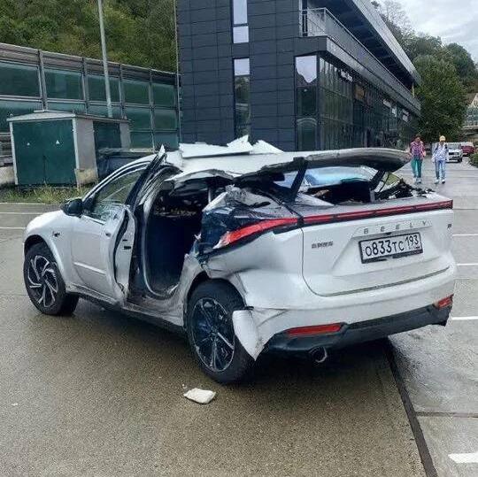 В Сочи сход селевого потока полностью уничтожил автомобиль горожанина