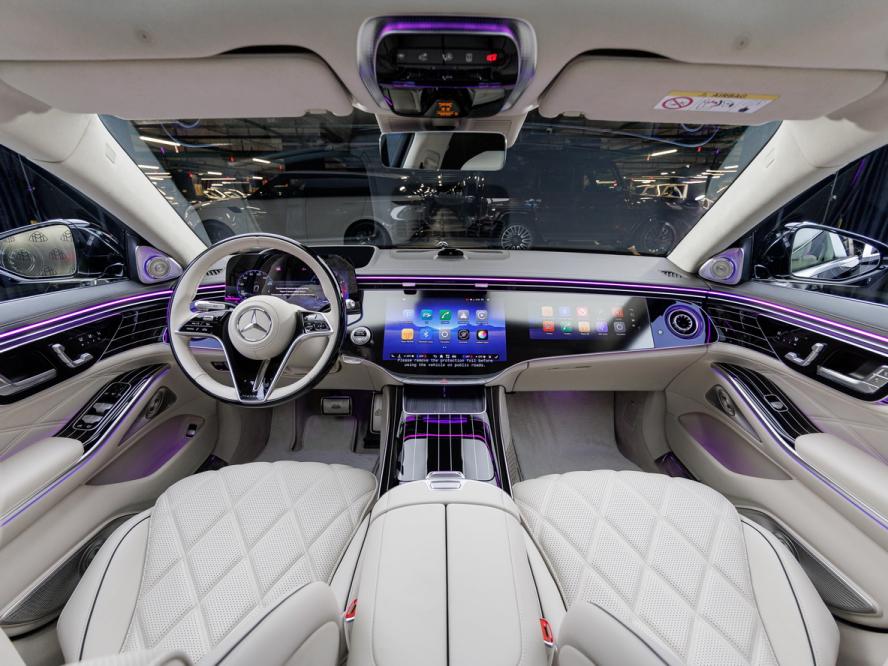 Богатый интерьер и новые технологии: обновленный Mercedes-Maybach S-Class в России на премьере Legacy Motors