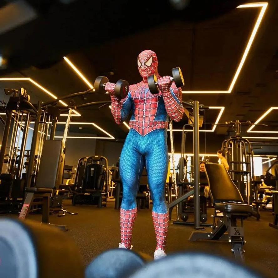 Человек-паук провёл новый день прокачивая бицепсы в BOOMFIT PREMIUM Краснодар Северный