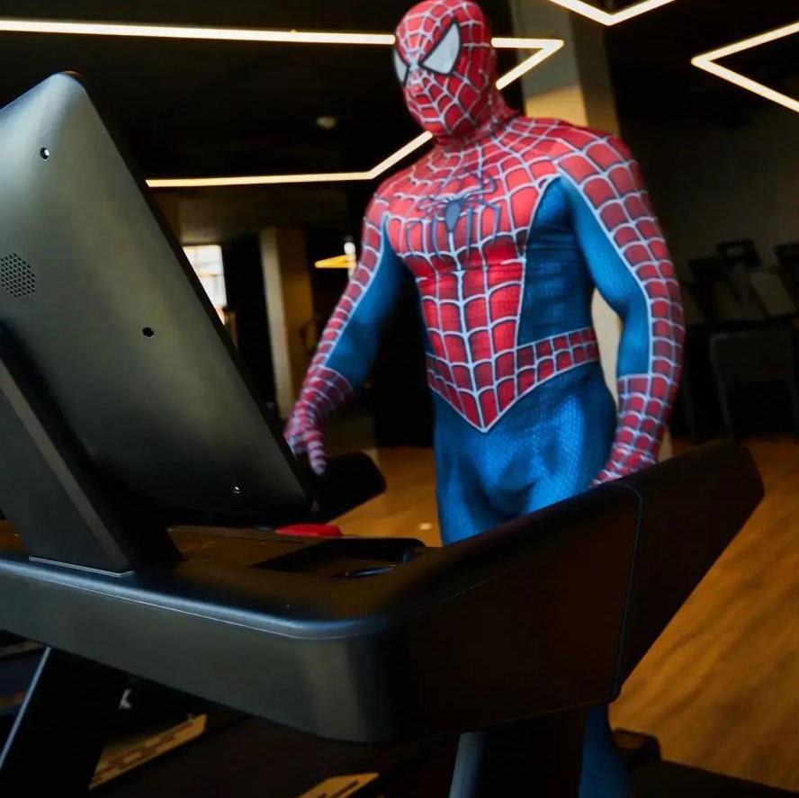 В Краснодаре Человек-паук появился в зале BOOMFIT PREMIUM Северный и стал героем вечера тренировок